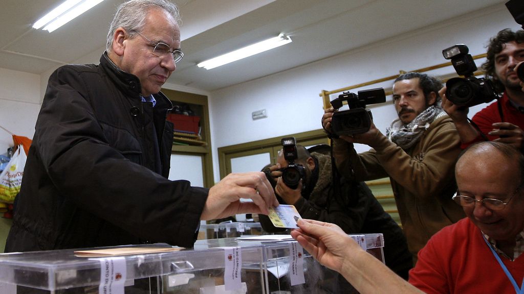 Alfonso Guerra ejerciendo su voto