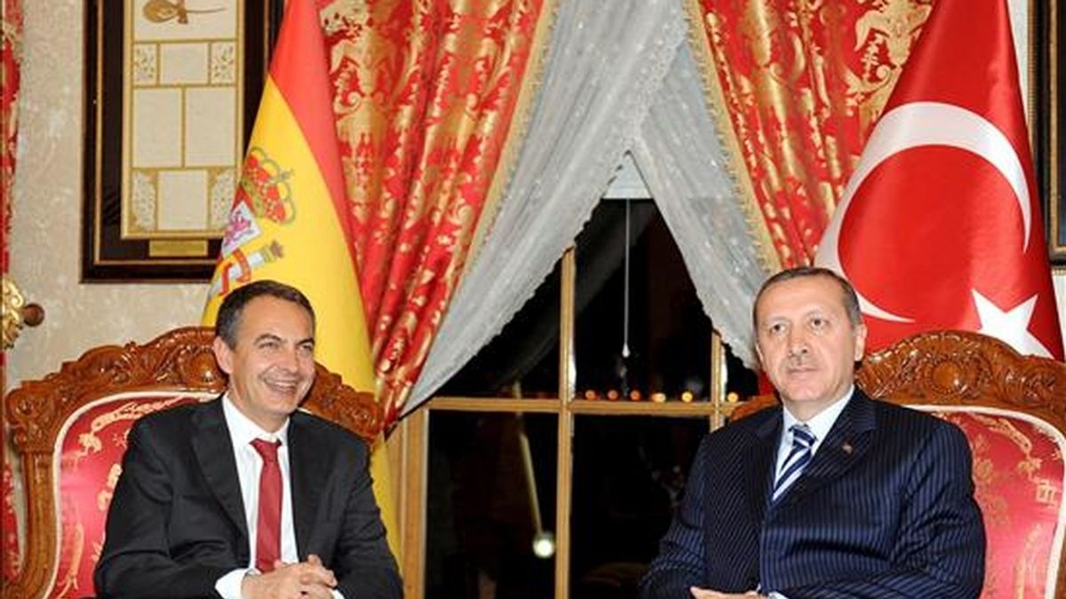 José Luis Rodríguez Zapatero (izq.), hoy en Estambul junto al primer ministro turco, Recep Tayyip Erdogan. EFE