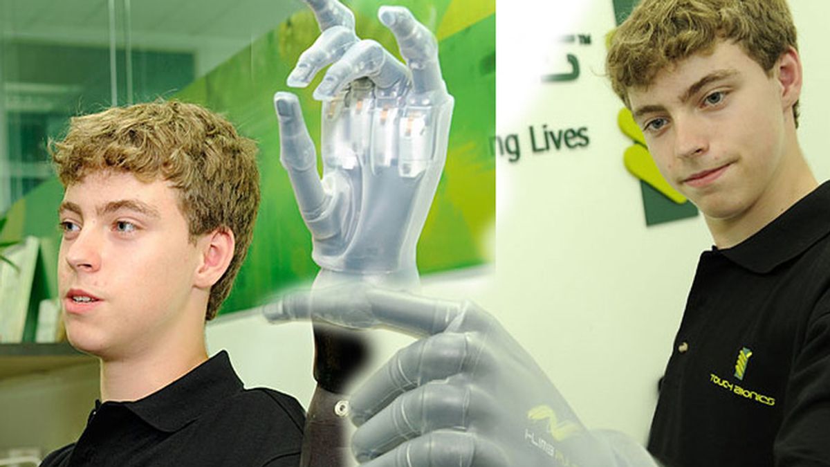 Matthew James, de 14 años nació sin su mano izquierda. Ahora luce una prótesis biónica que parece salida de una película de ciencia ficción. Foto Touch Bionic