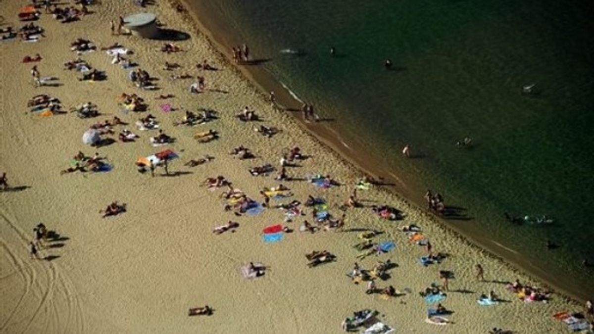 Imagen aérea de la playa de la Barceloneta en la Ciudad Condal.