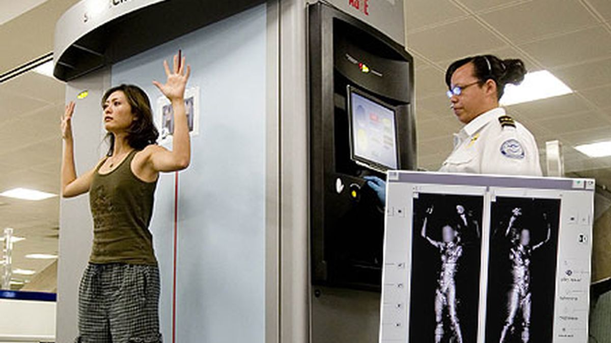 Control de un pasajero con un escáner corporal en un aeropuerto de EEUU.