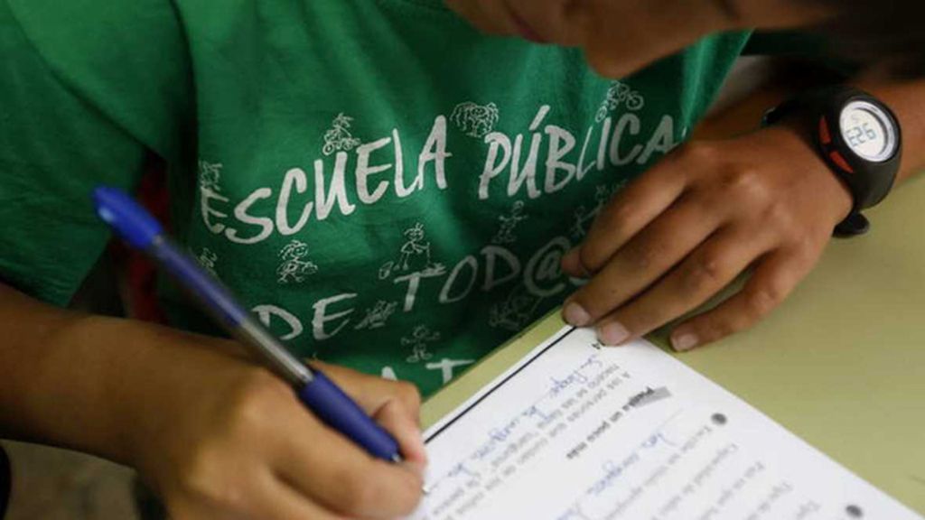 Un alumno con una camiseta a favor de una escuela pública