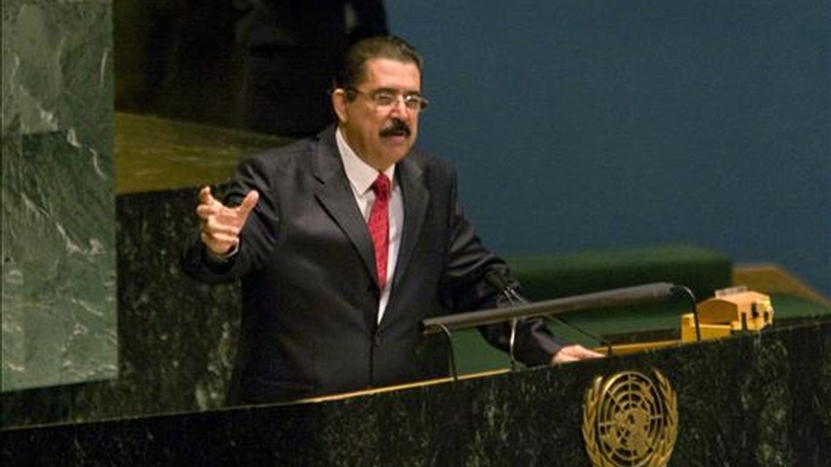 El depuesto presidente de Honduras, Manuel Zelaya, habla ante la Asamblea General de la ONU, en Nueva York, desde donde pide apoyo a la comunidad internacional para regresar al poder. EFE