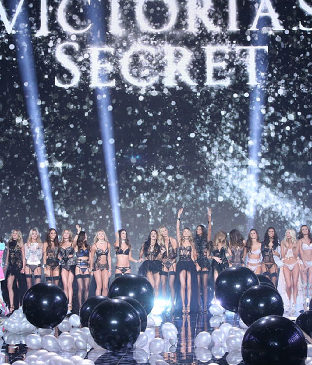 Plumas, dorado y encaje: los 'ángeles' de Victoria's Secret vuelan en el desfile