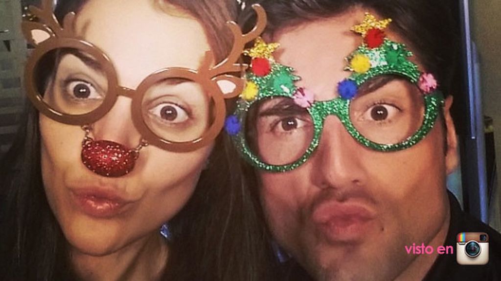 Paula Echevarría y David Bustamante, muy cómicos con gafas navideñas