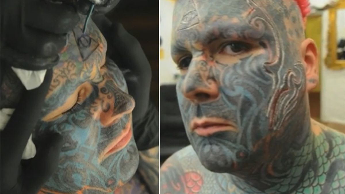 El primer hombre de Reino Unido en hacerse un tatuaje en la cara en 3D