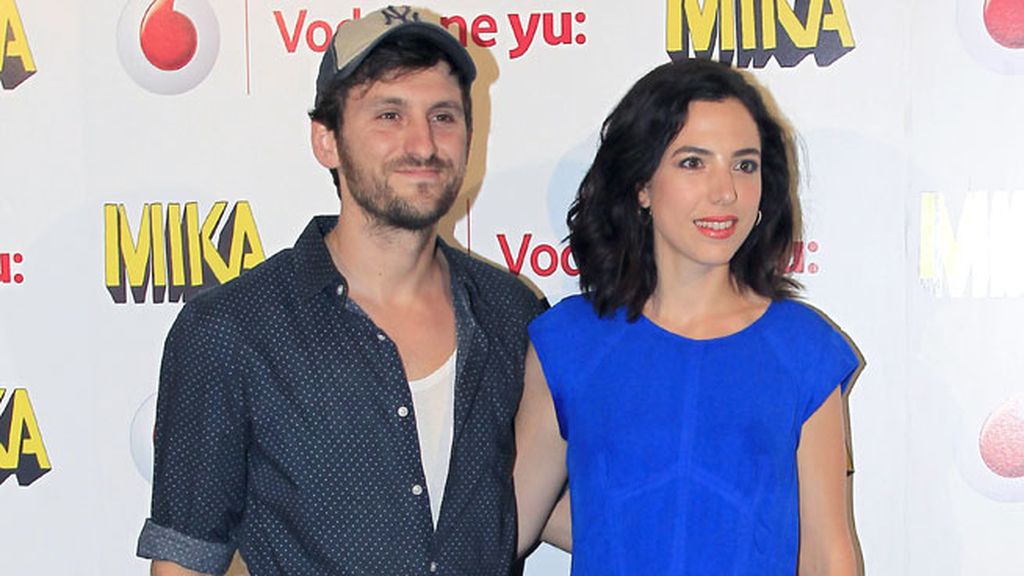 Manu Tenorio y Silvia Casas reaparecen tras ser papás en el concierto de Mika