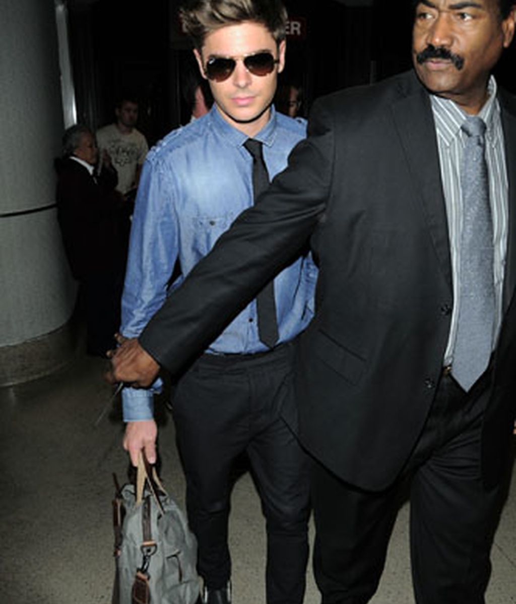 Zac Efron revoluciona el aeropuerto de Los Ángeles