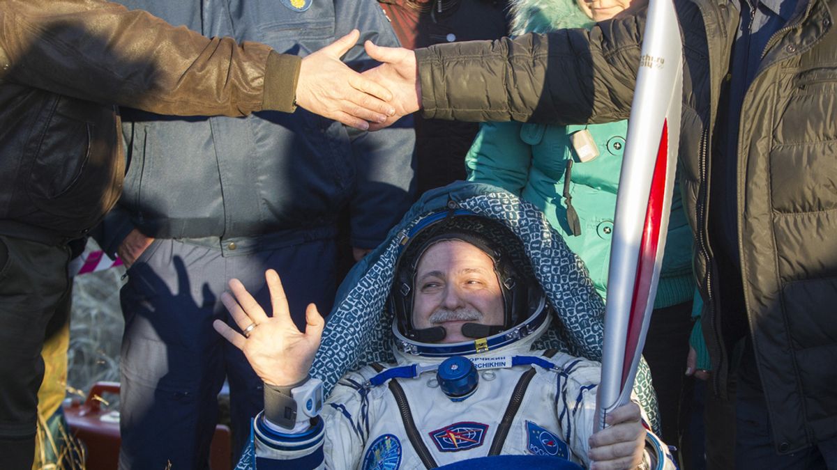 El astronauta Fyodor Yurchikhin con la antorcha de los Juegos Olímpicos de Invierno de 2014