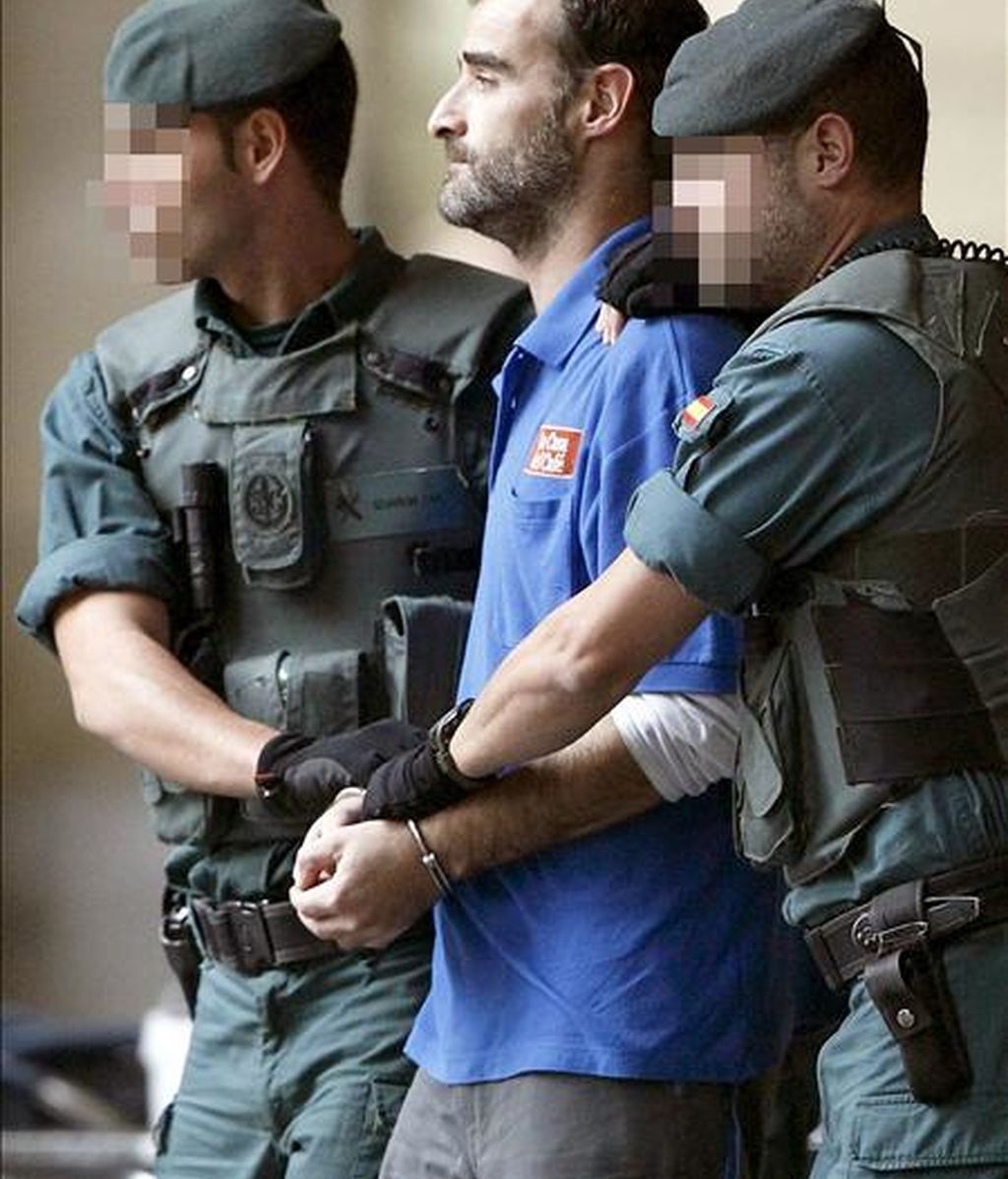 Agentes de la Guardia Civil han vuelto a registrar esta tarde en San Sebastián el domicilio de Javier Atristain, uno de los tres detenidos esta semana en Guipúzcoa por su presunta pertenencia a ETA. EFE Agentes de la Guardia Civil han vuelto a registrar esta tarde en San Sebastián el domicilio de Javier Atristain, uno de los tres detenidos esta semana en Guipúzcoa por su presunta pertenencia a ETA. EFE