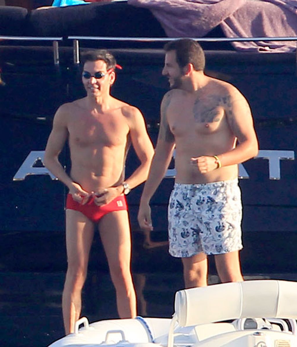 David Meca enseña a chapotear a Blanca Cuesta y Borja Thyssen