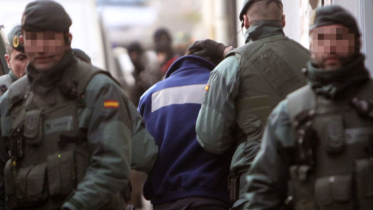 Agentes de la Guardia Civil trasladan a Iñaki Igerategi, uno de los dos presuntos miembros de ETA arrestados en Andoain