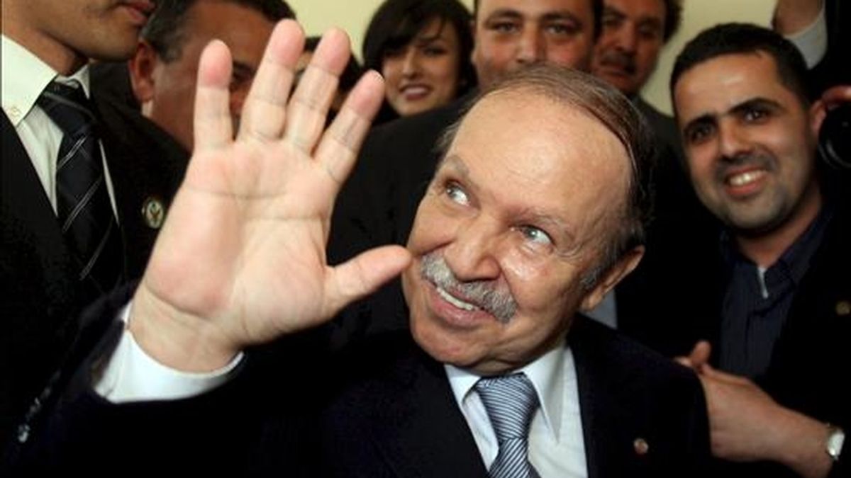 El presidente argelino reelegido en los comicios del 9 de abril, Abdelaziz Buteflika (en la imagen), prestó hoy juramento para iniciar su tercer mandato al frente del país. EFE/Archivo