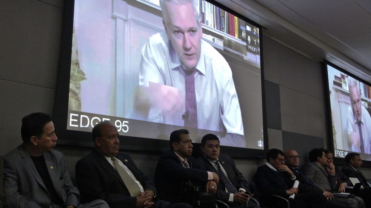 Julian Assange desde la embajada de Ecuador en videoconferencia