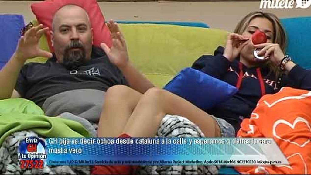 Juan, además de dejarse querer, también se deja depilar las cejas...