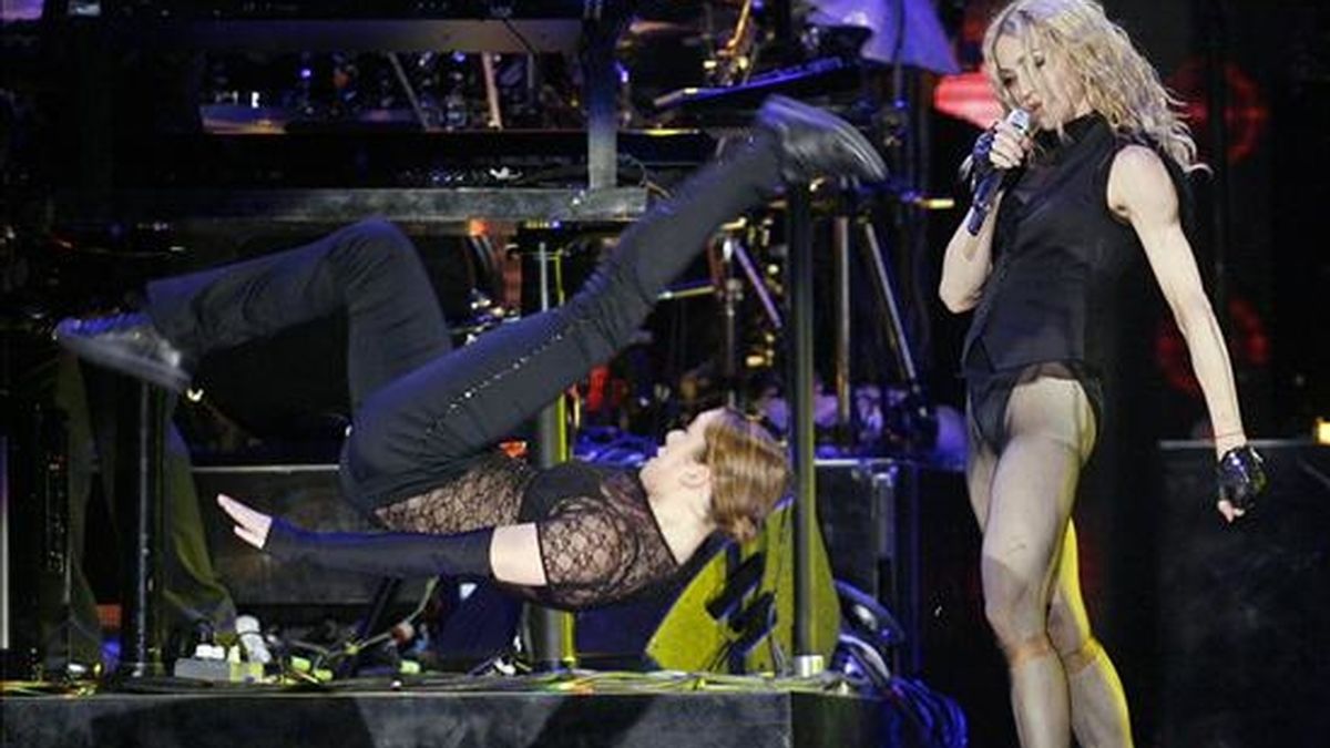 Fotografía del pasado 14 de diciembre en la que se ve a la cantante estadounidense Madonna (d)  durante un concierto en Río de Janeiro (Brasil). La reina del pop se cayó mientras montaba a caballo cuando unos fotógrafos salieron de repente de entre unos arbustos para sacarle fotos. EFE/Archivo