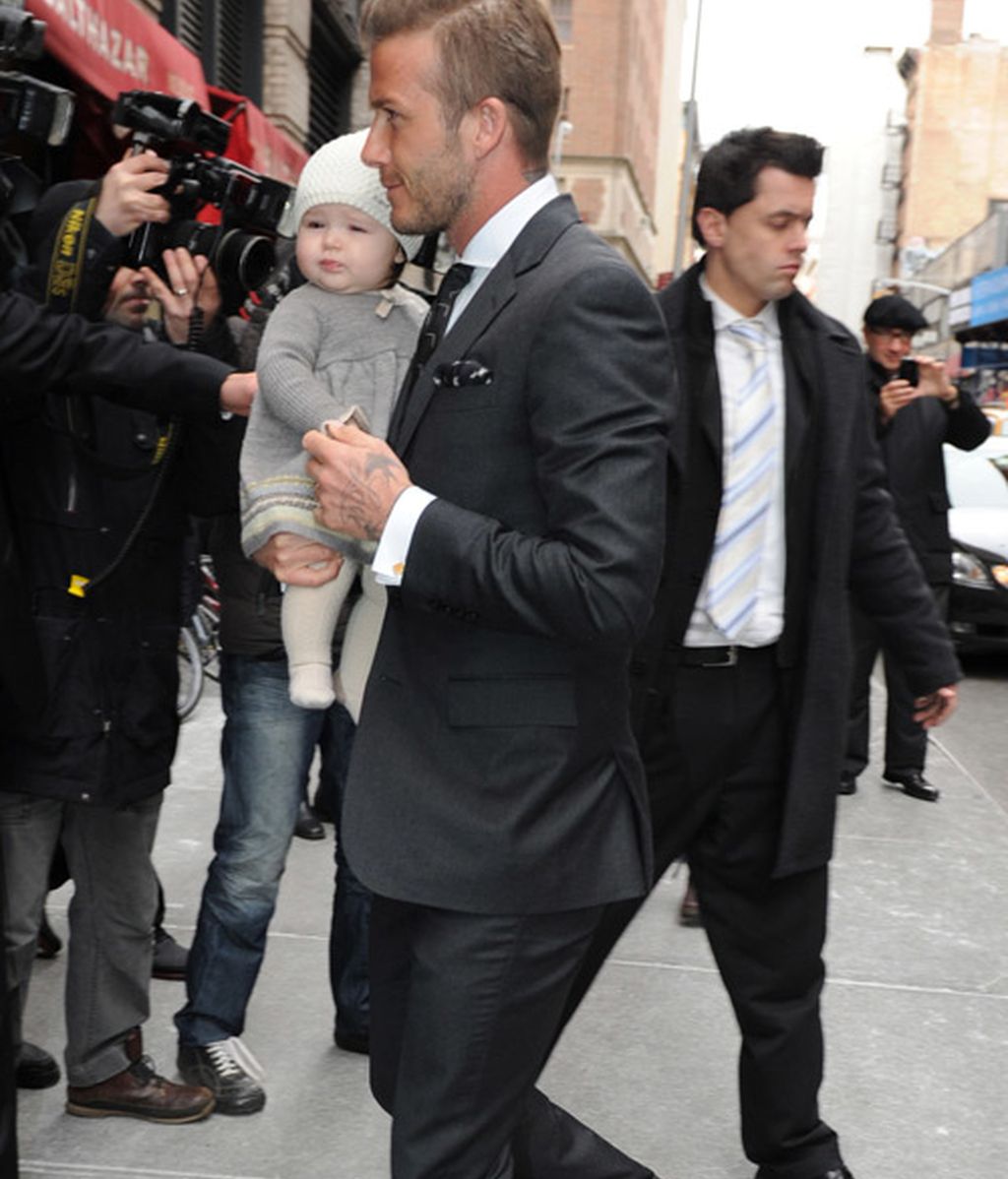 'Lengüetazo' en el 'Soho' neoyorquino de la pequeña Beckham a los periodistas