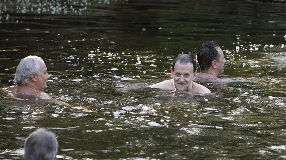 Rajoy se da un chapuzón en el río Umia