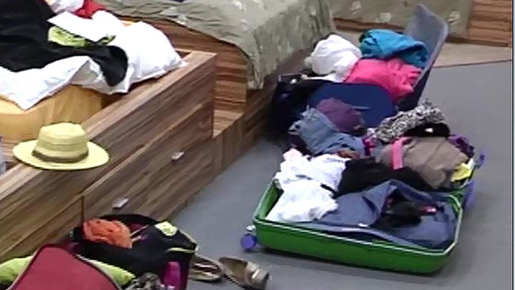 A pocas horas de la final, los cuatro concursantes intenta cerrar sus maletas