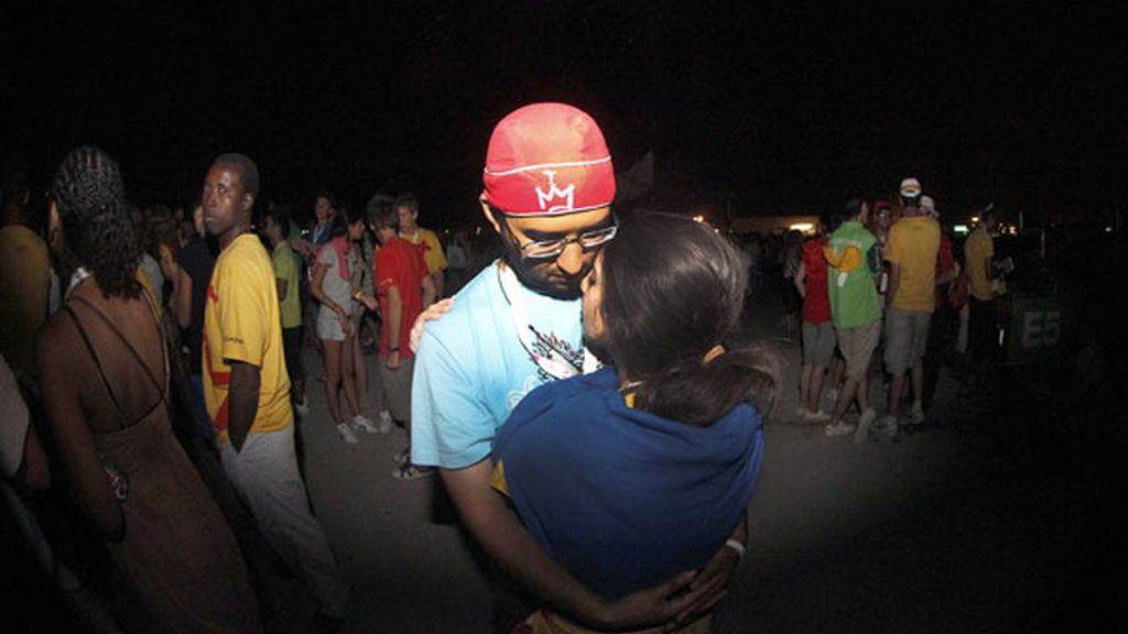 Una pareja de peregrinos espera la llegada del Papa