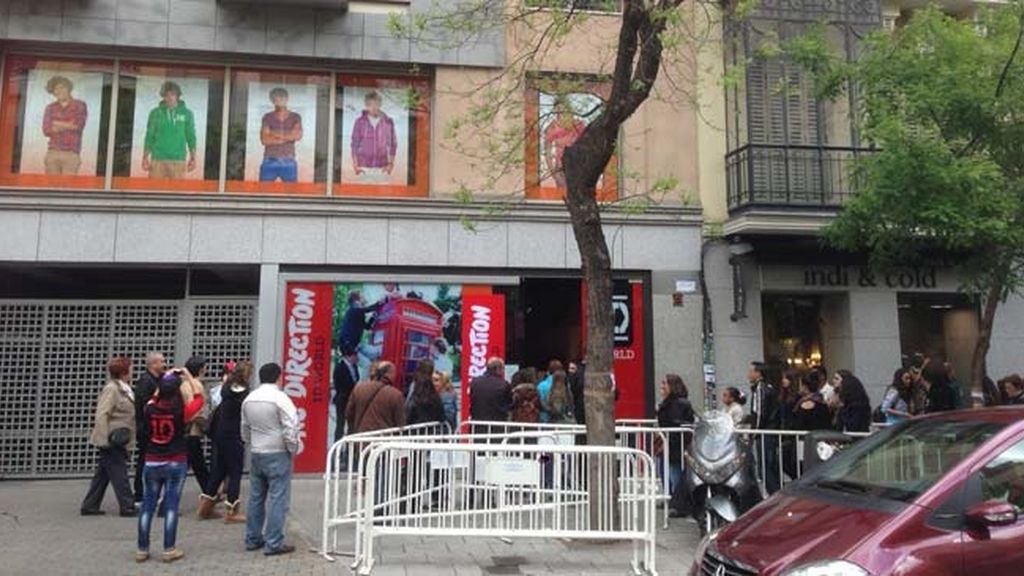 Locura a las puertas de la nueva tienda de ‘One Direction’ en Madrid
