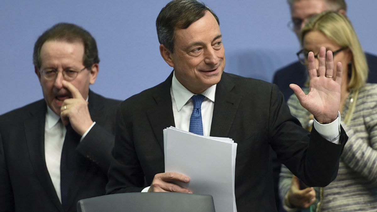El BCE decide aumentar los créditos de emergencia para los bancos griegos