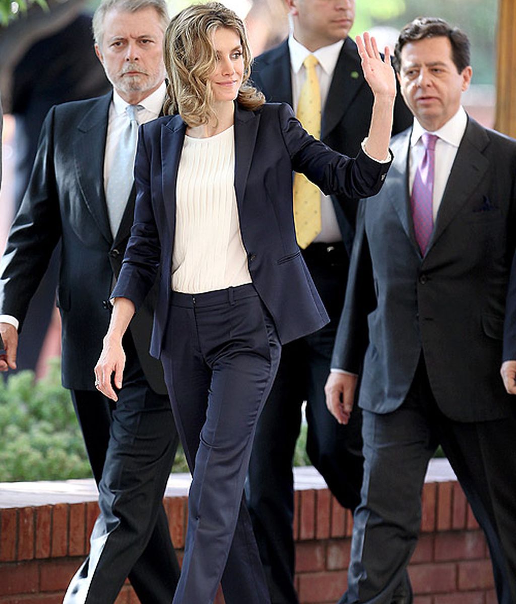 Letizia, manga 3/4 y ondulaciones; ¿Se esconde ahora?