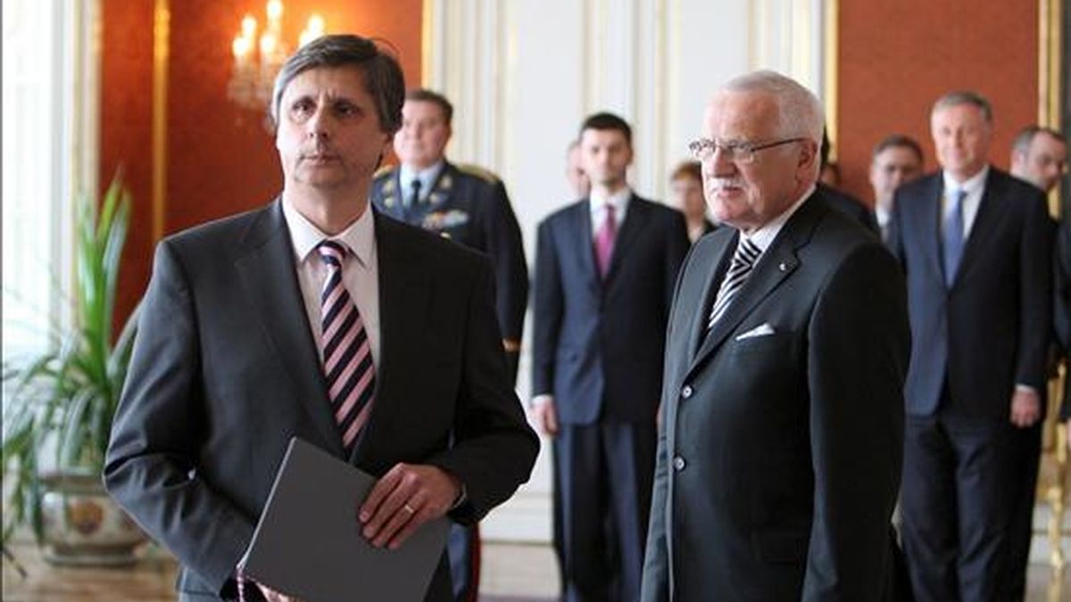 El nuevo primer ministro checo, Jan Fischer (i), y el presidente del país, Vaclav Klaus (d), tras finalizar la ceremonia de nombramiento de Fischer en el castillo de Praga, República Checa. EFE/Archivo
