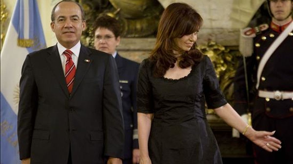 La presidenta argentina, Cristina Fernández (d), recibe a su homólgo mexicano, Felipe Calderón (i),  en el Salón Blanco de la Casa Rosada, en Buenos Aires (Argentina). EFE