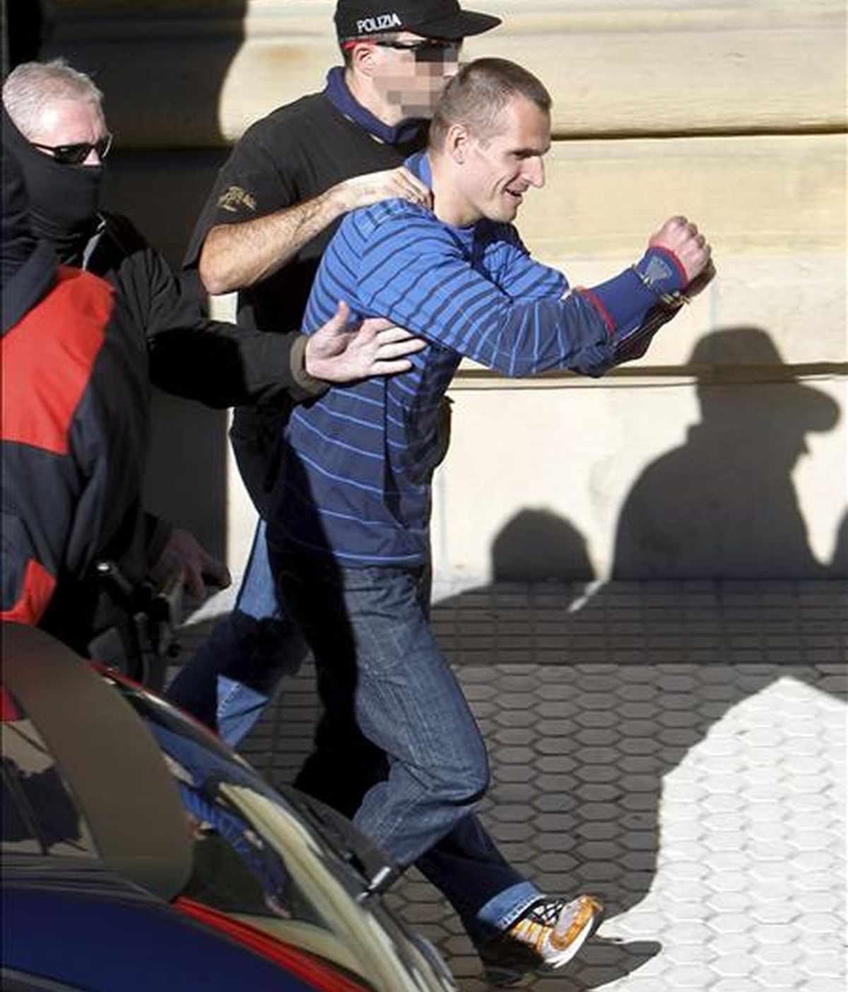 Uno de los etarras que volaron la T-4 de Barajas, Igor Portu, conducido por agentes de la Ertzaintza, a su salida del Palacio de Justicia de San Sebastián. EFE/Archivo