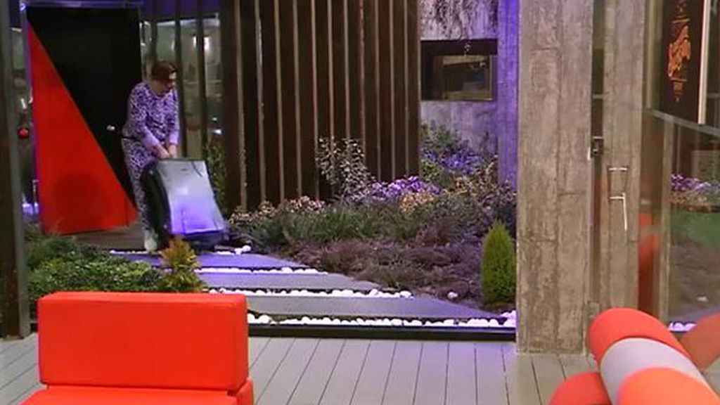Liz, le avisa: "Déjame mitad de la cara fuera, tengo claustrofobia"
