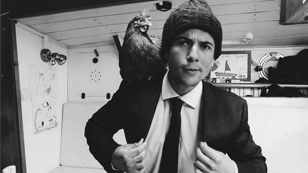 Un hombre da la vuelta al mundo...con su gallina