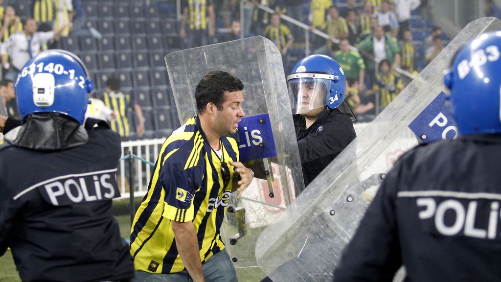Duro enfrentamiento de los hinchas del Fenerbahce con la policía
