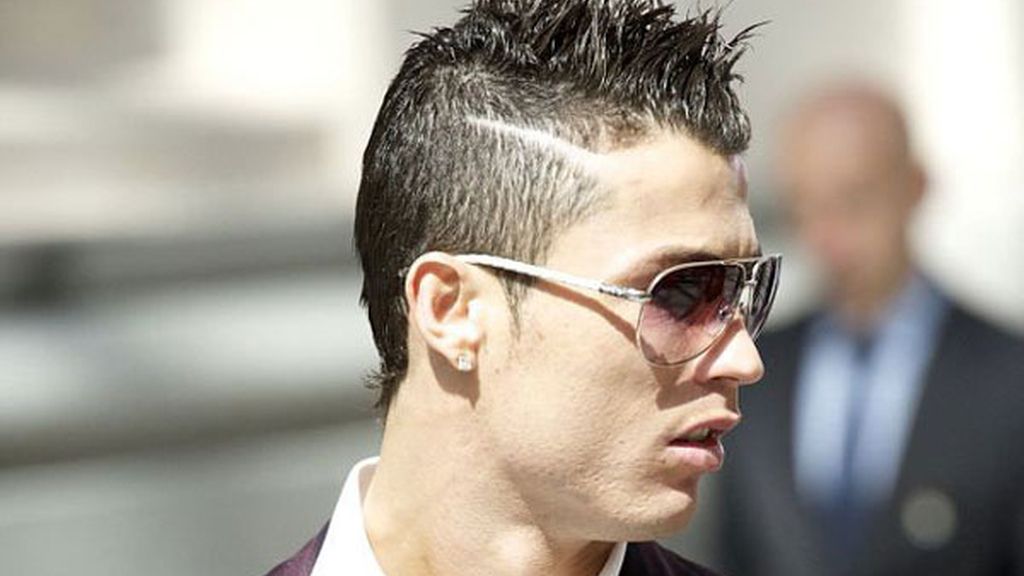 En el lateral, en el flequillo, doble raya...