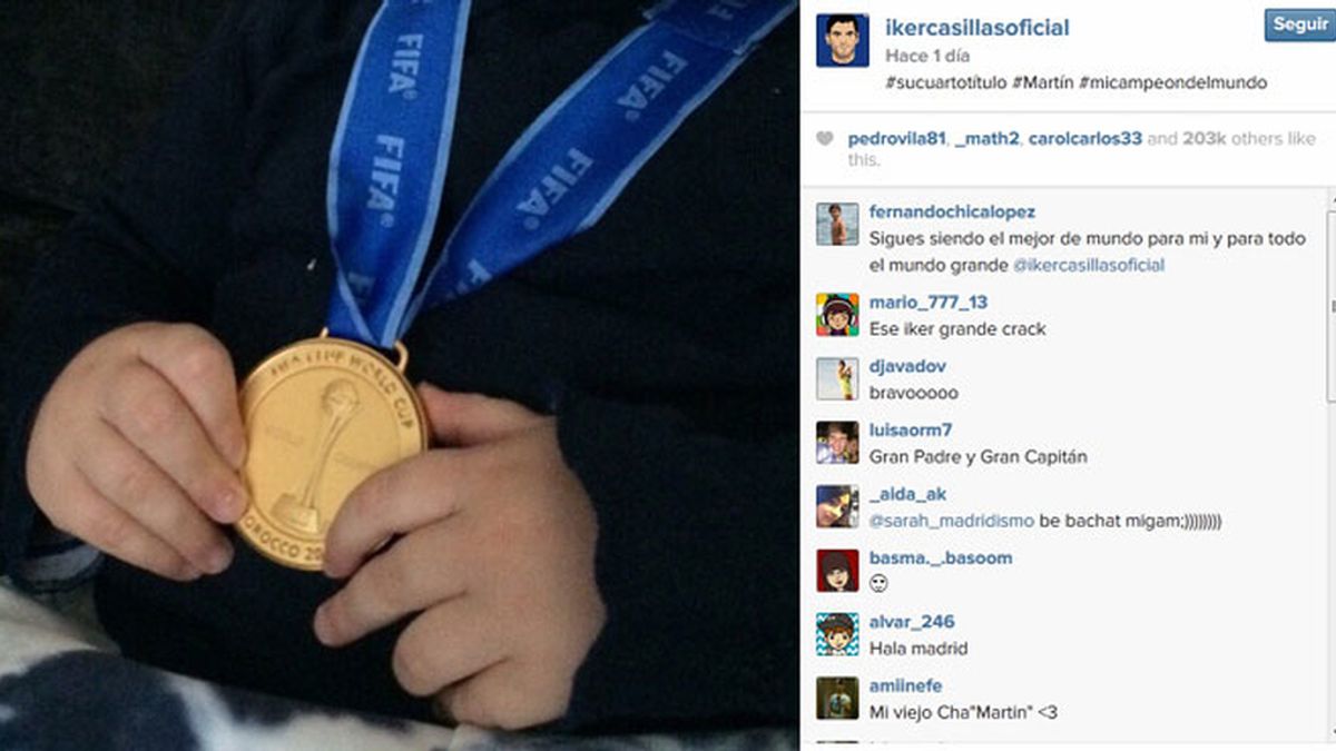 Martín Casillas Carbonero luce la medalla que acredita a IKer Casillas como campeón del Mundial de Clubes