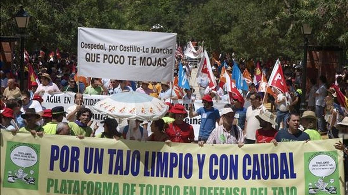 Los miembros de la Plataforma Defensa del Tajo de Toledo, muestran una pancarta durante la manifestación en la que han participado hoy decenas de miles de personas contra del trasvase el río Tajo. EFE