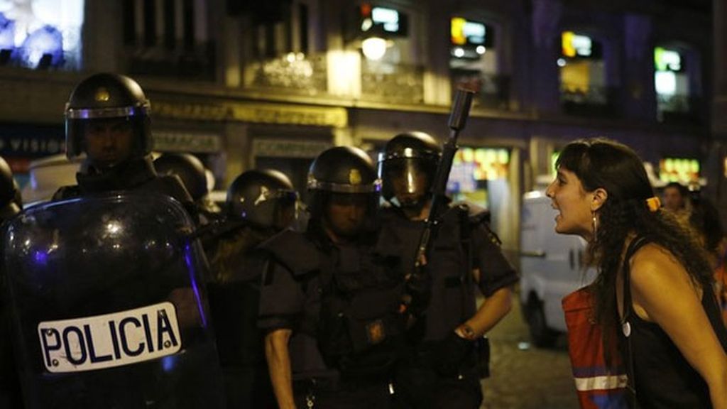 Una manifestante se encara a la policía