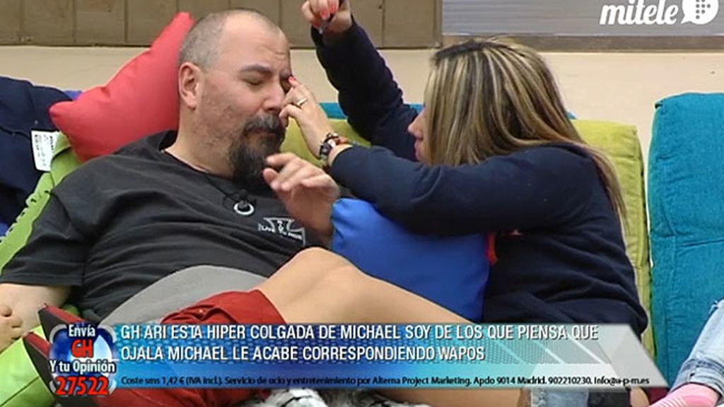 Juan, además de dejarse querer, también se deja depilar las cejas...