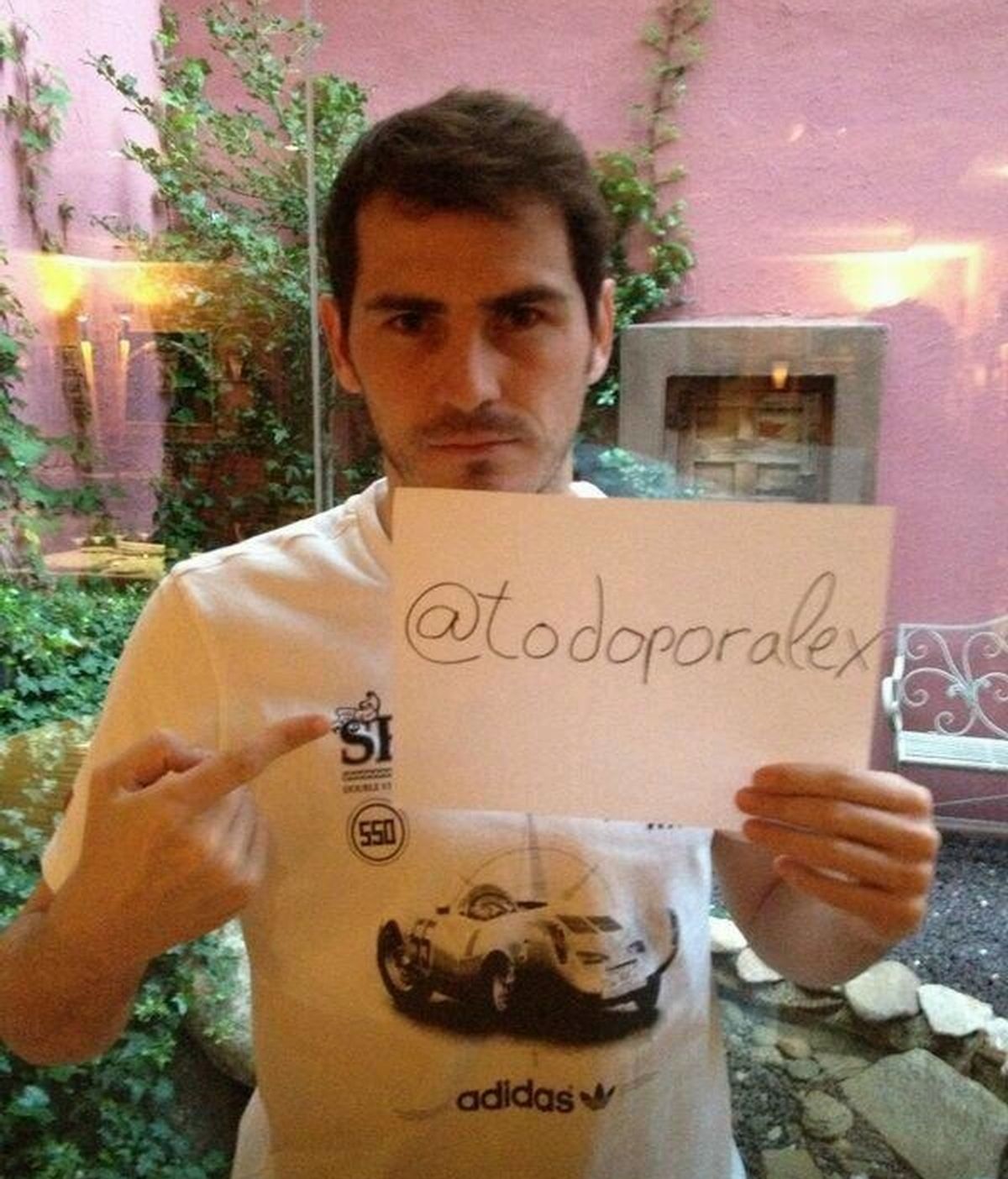 Iker Casillas se suma a la lucha de unos padres por la vida de su hijo