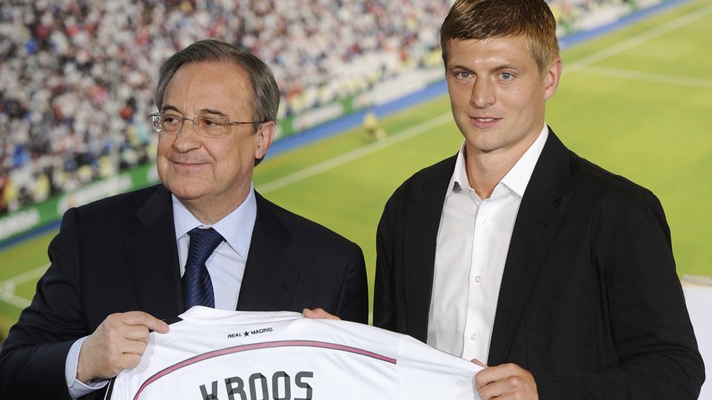 Florentino Pérez muestra la nueva camista de Toni Kroos