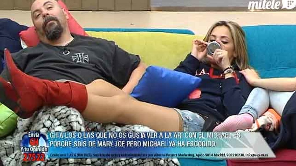 Juan, además de dejarse querer, también se deja depilar las cejas...