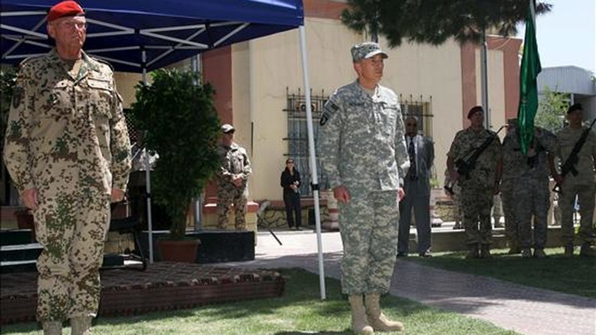 El general Egon Ramms (i) y el nuevo jefe de la Fuerza Internacional de Asistencia a la Seguridad (ISAF), el general estadounidense David Petraeus (d), participan hoy en la ceremonia de cambio de mando celebrada en el cuartel general de la organización en Kabul, Afganistán. EFE