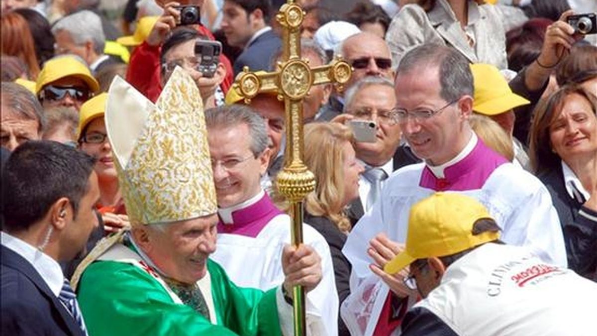 El papa Benedicto XVI acercándose a un grupo de fieles a su llegada hoy al santuario de San Giovanni Rotondo cerca de Foggia, en Puglia (sur de Italia). El pontífice se encuentra en este lugar para visitar los restos mortales del Padre Pío. EFE