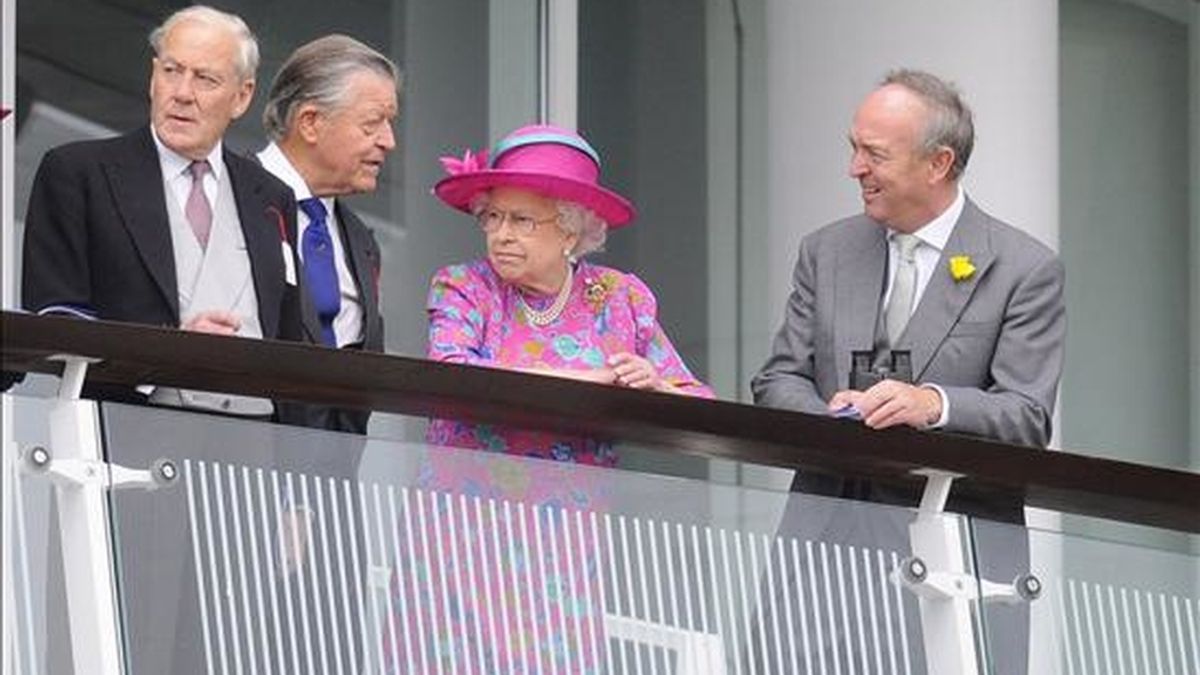 La reina Isabel II de Inglaterra en compañía de otras personas el palco durante el desarrollo del Derby del hipódromo Epsom de Surrey (Reino Unido). EFE/Archivo