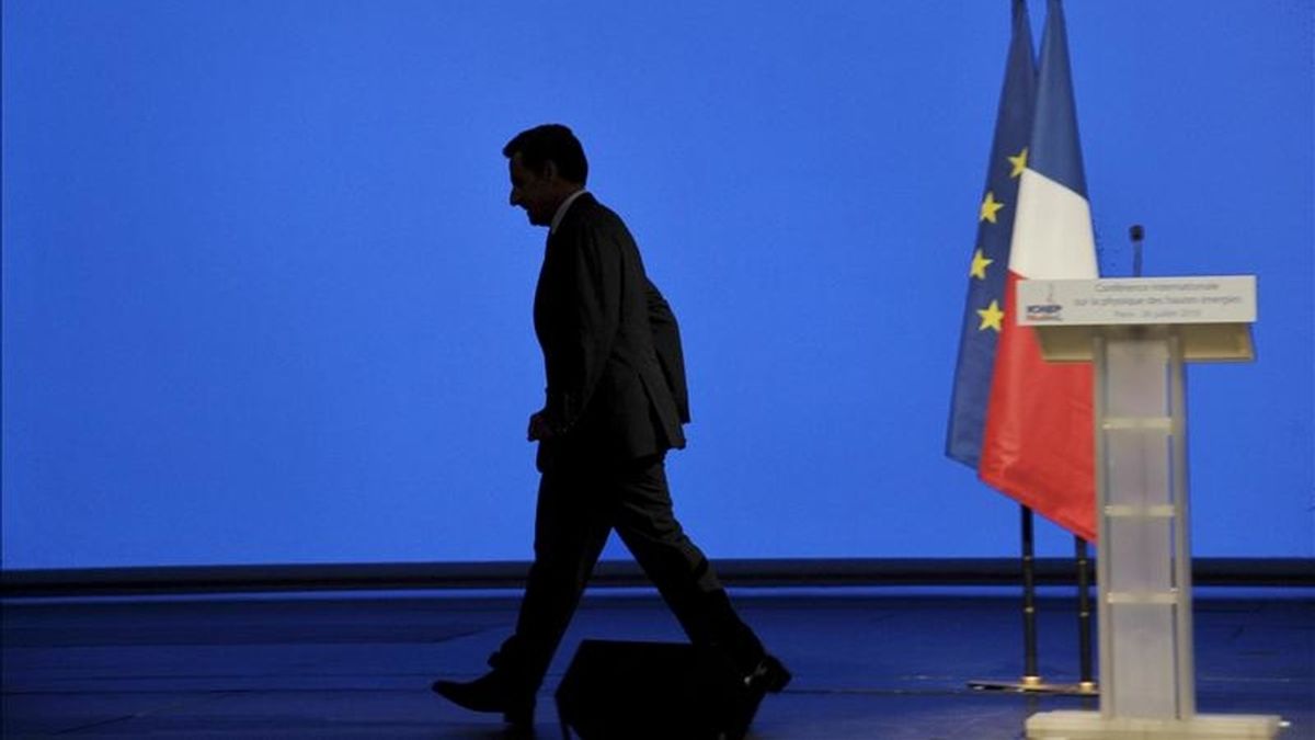 En la imagen, el presidente francés, Nicolas Sarkozy, tras pronunciar un discurso durante la Conferencia Internacional de Física de Altas Energías (ICHEP) celebrada en París, Francia. EFE/Archivo