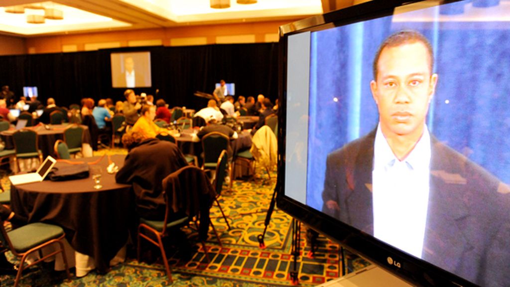 Tiger Woods pide perdón públicamente