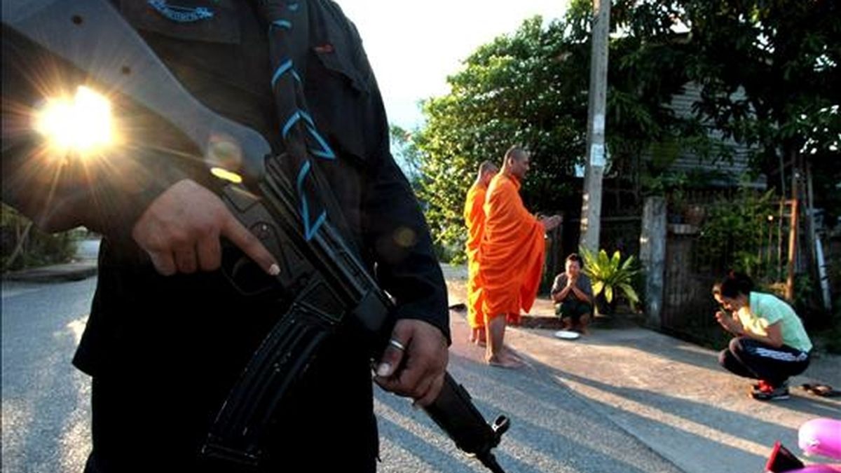 Un soldado tailandés escolta a un grupo de monjes Budistas mientras colectan alimentos de los habitantes en Muang, distrito de Yala en el sur de Tailandia hoy, 13 de junio, después del asesinato de un monje Budista y otros seriamente heridos ayer, 12 de junio. EFE