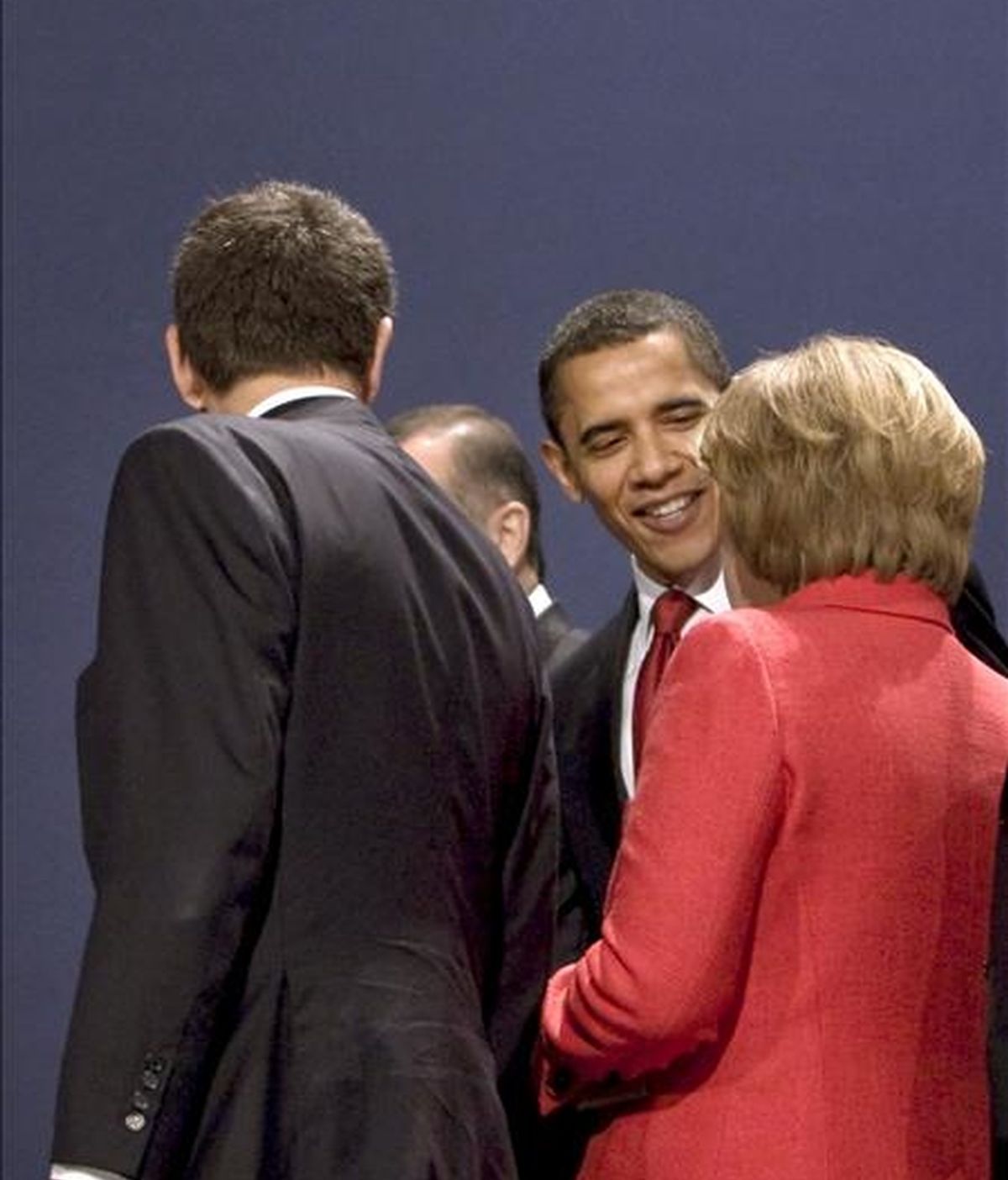 El presidente del Gobierno español, José Luis Rodríguez Zapatero; el presidente de EEUU, Barack Obama, y la canciller alemana, Angel Merkel (i-d), tras la foto de familia de la cumbre del G-20, en Londres. EFE