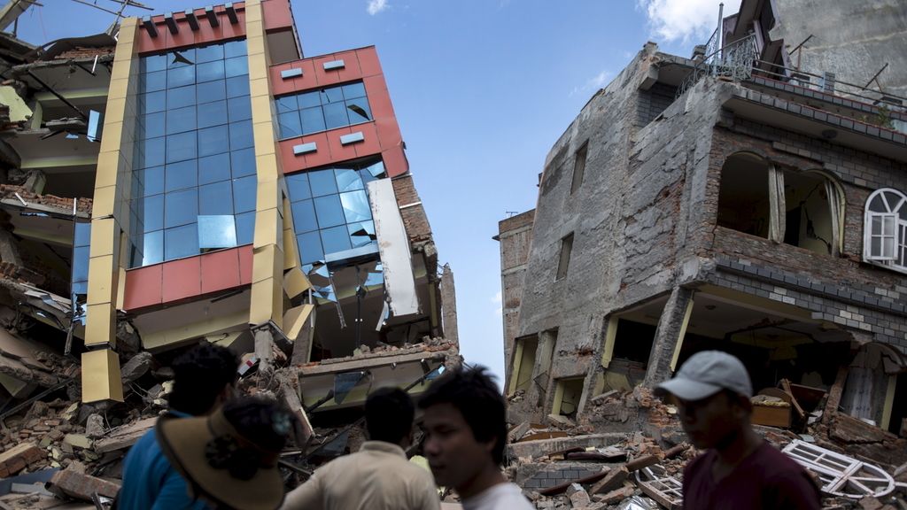 Dolor y destrucción en Nepal e India