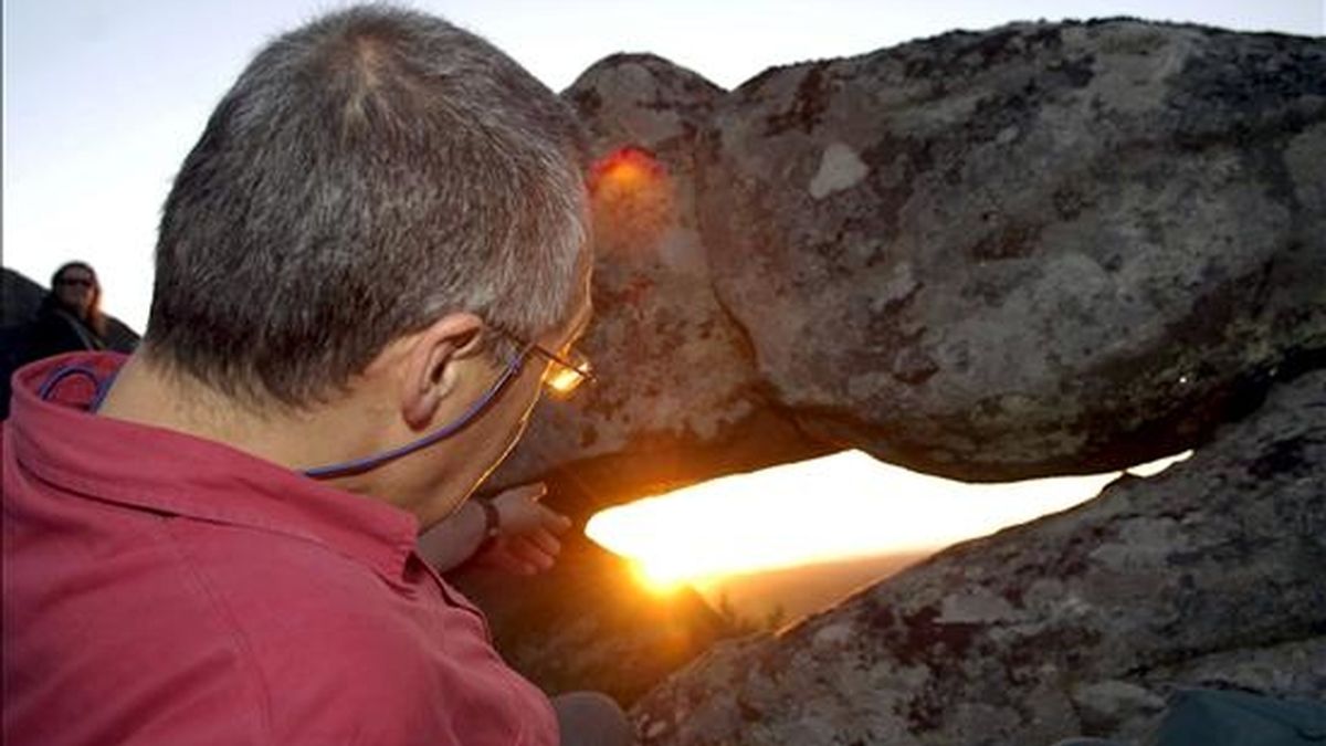 Marco García, miembro del Centro Superior de Investigaciones Científicas, ante las piedras que conforman el llamado "Abrigo de A Zarra", en cuya base se encontró un petroglifo en forma de pez concebido para ser iluminado totalmente por el sol en el solsticio de verano, que fue ayer poco después de las 22:00 horas. EFE